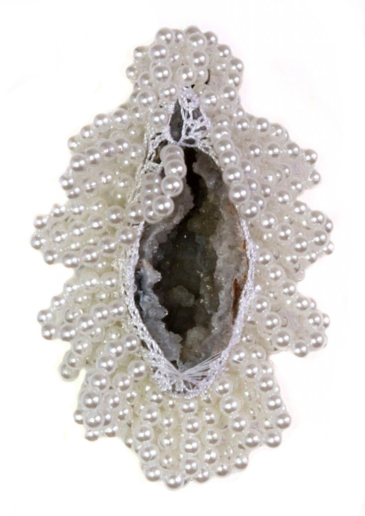 Little cave (2013), 13 x 9 x 5cm. Geode, plastic pearls.