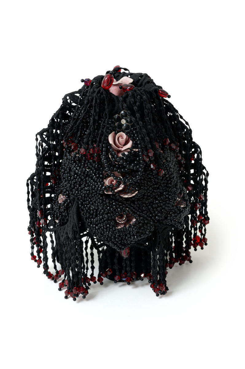 Gusto (2021) 27x23x23cm. Ceramics, lace, beads.