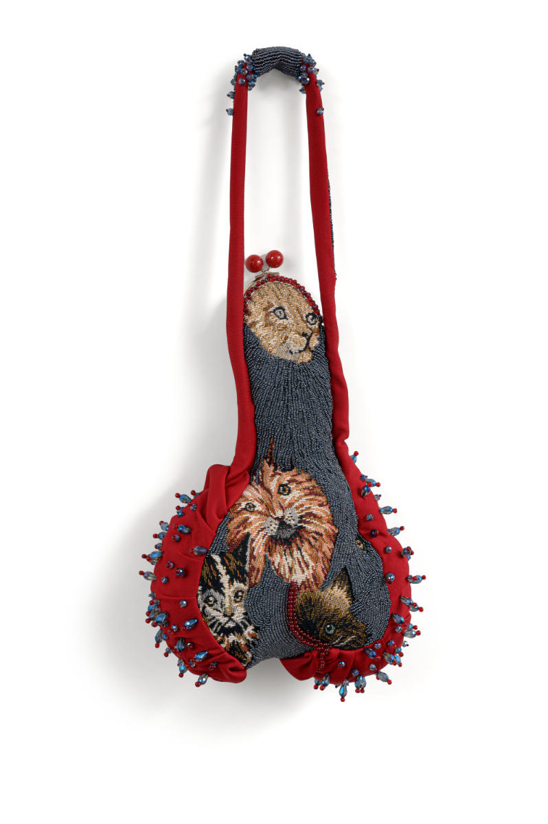 Petbag Catside (2021) 50x23x11cm. Beads, textiles, metal.